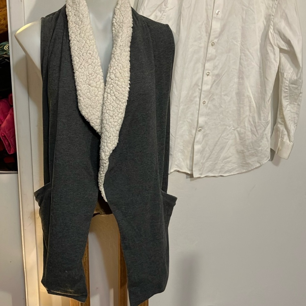 Sweater vest with faux fleece collar Large